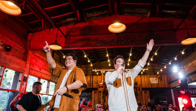 Lucas Akira e Fábio emociona o público com novo single “Meu Te Amo Tá Lá”