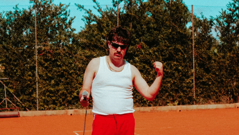 Bonito, pop, fluido e excêntrico. Em novo EP, VINCES não tem vergonha de ser millennial