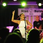 Cantora Adriana Quadros no Blue Note com músicas de Tom Jobim
