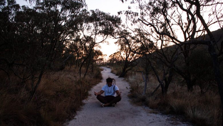 Celebrando 200 mil seguidores, Emmano aprofunda conexão com ritmos de afrorreligiosidade em “DONO DO MEU CAMINHO”