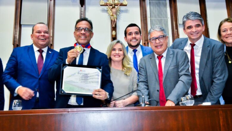 Zé Eduardo é homenageado com Comenda 2 de Julho
