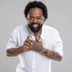 Xande de Pilares se apresenta no “Samba Que Me Faz Feliz”, na quadra da Portela