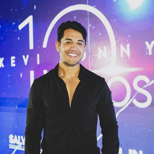 Kevi Jonny assina contrato com a mesma produtora do cantor Léo Santana