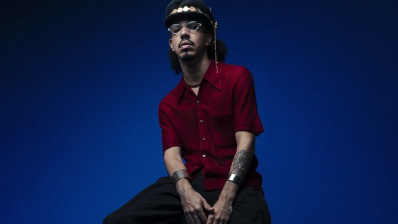 Léo da Bodega dá voz à saudade com refrão perdido de Mestre Baracho em “Eu Queria Ficar”