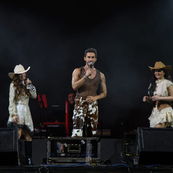 Protagonista de novela, João Raul grava cena em show da dupla Maiara e Maraisa