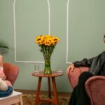 De Minas para o Mundo : Lucas Miranda detalha trajetória, o “Divisor de Águas” de “Vermelho Sangue” e o lançamento de seu primeiro EP no Podcast “Que Não Saia Daqui”