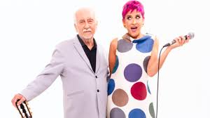 Roberto Menescal completa 88 anos no palco com Cris Delanno