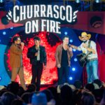 No palco do Churrasco On Fire, Fernando e Sorocaba recebem de surpresa Hugo e Guilherme para gravação