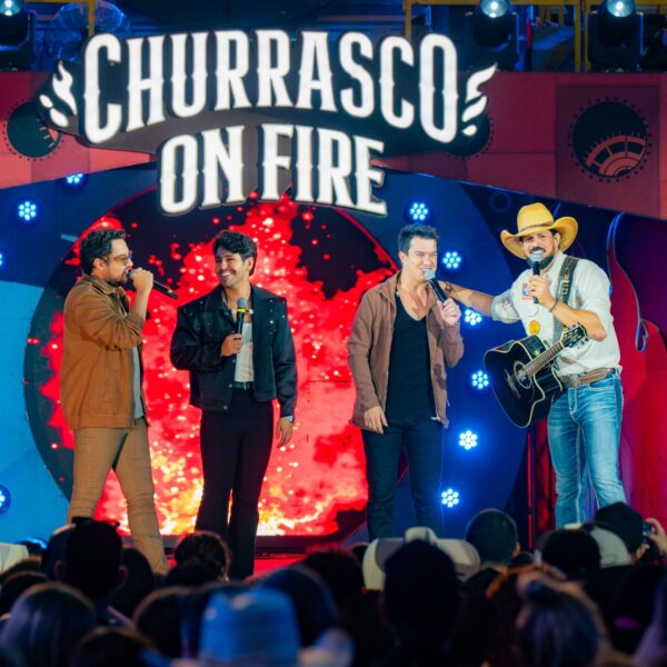 No palco do Churrasco On Fire, Fernando e Sorocaba recebem de surpresa Hugo e Guilherme para gravação