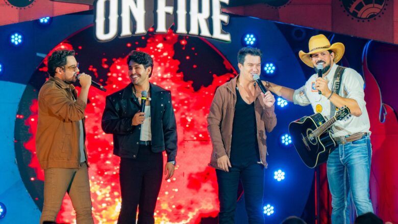 No palco do Churrasco On Fire, Fernando e Sorocaba recebem de surpresa Hugo e Guilherme para gravação