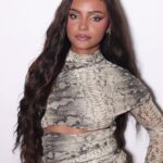 Camille Vitória aposta em vestido com estampa animal print para lançamento do novo álbum de Ludmilla