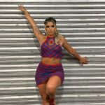 Rainha da Inocentes de Belford Roxo, Caroline Silva celebra Pernambuco em look artesanal de crochê no ensaio desta quarta