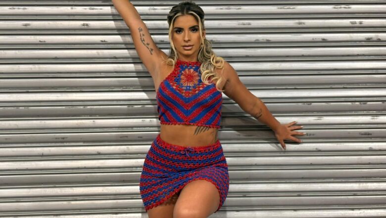 Rainha da Inocentes de Belford Roxo, Caroline Silva celebra Pernambuco em look artesanal de crochê no ensaio desta quarta