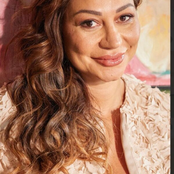 Naiá Camargo lança o single “Refém”