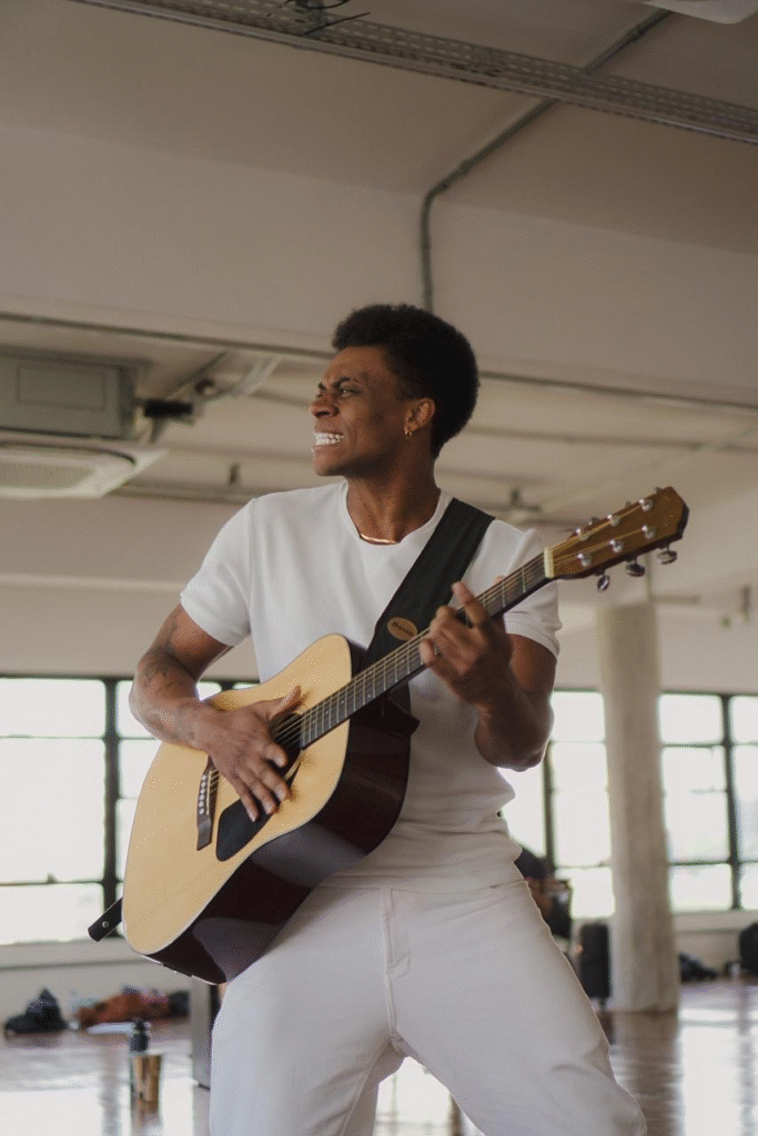 HIPÓLYTO celebra nova fase na carreira com musical “Quem é Juão” e show “Sambelting”