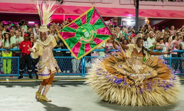  Comunidade abraça o samba da Mangueira