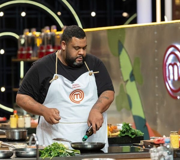  John Drops estreia no “MasterChef Celebridades Brasil” mostrando seu talento e bom humor na cozinha