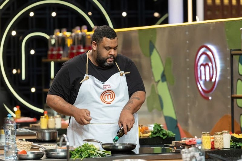John Drops estreia no “MasterChef Celebridades Brasil” mostrando seu talento e bom humor na cozinha