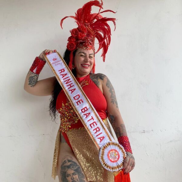 Natasha Loba é coroada Rainha de Bateria da Mocidade Unida da Mineira