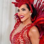 Carla Prata aposta em look exuberante e sensual em noite de festa do carnaval paulistano