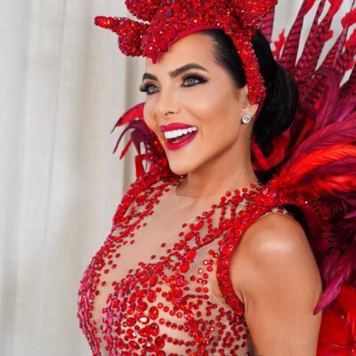 Carla Prata aposta em look exuberante e sensual em noite de festa do carnaval paulistano