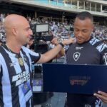 Textor, Thairo e jogadores alvinegros são homenageados durante Botafogo x Fortaleza