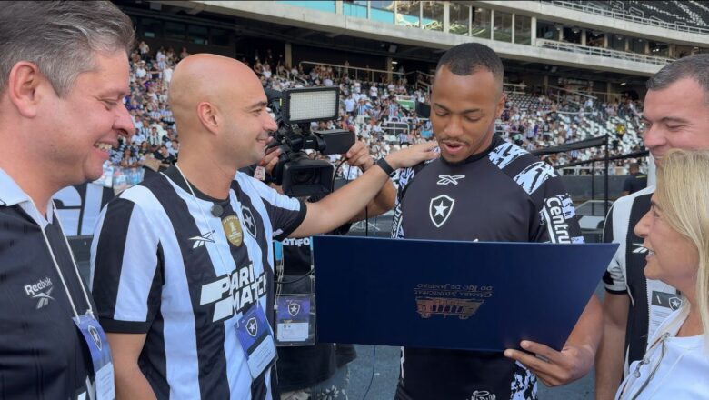 Textor, Thairo e jogadores alvinegros são homenageados durante Botafogo x Fortaleza
