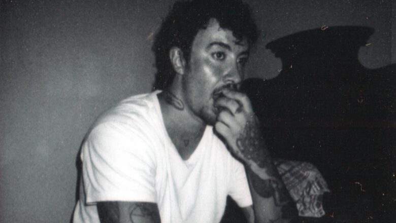 CHAMELEO volta às raízes da vulnerabilidade pop e lança “Impostor”, um ‘reggaeton triste’ inspirado nos anos 1950