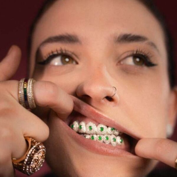 Conheça a brasileira responsável pelos grillz de Ludmilla, Veigh, Wiu e outros nomes da música