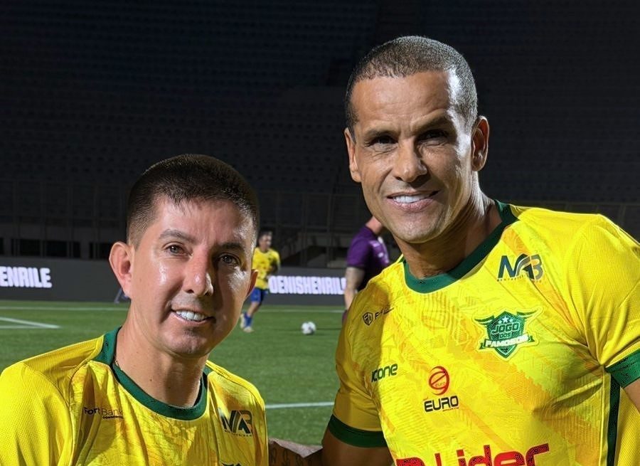 Rogerinho R9 joga ao lado do campeão mundial Rivaldo no Jogo dos Famosos