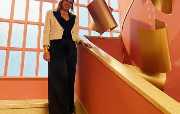 ClayStudio: Onde a Neurociência e a Arte Moldam o Design de Alto PadrãoSob a direção de Heny Pires, o escritório celebra 10 anos transformando espaços emecossistemas vivos através da metodologia exclusiva Living Clay™