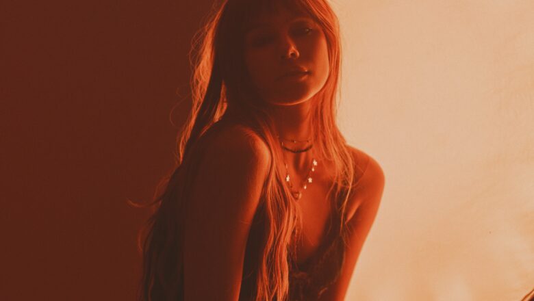 Clarissa anuncia “TANTAS FORMAS DE DIZER ADEUS” e celebra o pop/rock do futuro em show de lançamento em SP