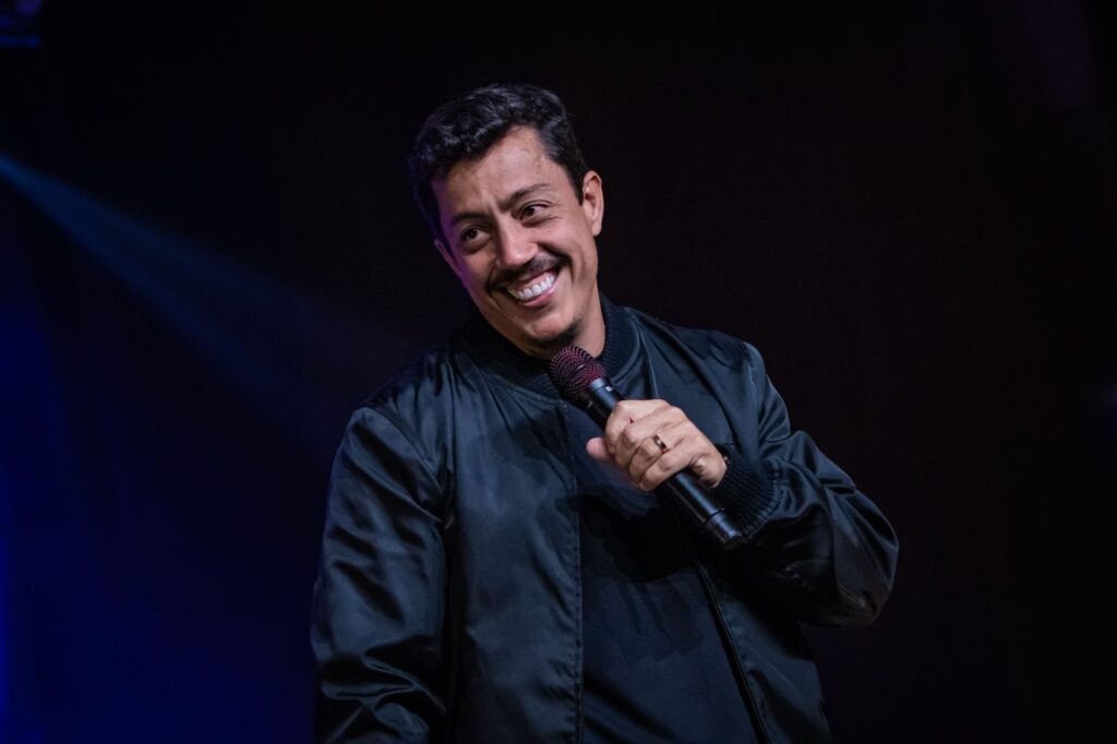 Renato Albani se consolida nos palcos, redes sociais e na publicidade em 2025 histórico