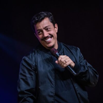 Renato Albani se consolida nos palcos, redes sociais e na publicidade em 2025 histórico