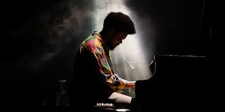 Amaro Freitas revisita 2025, ano em que ampliou fronteiras no Brasil e no exterior