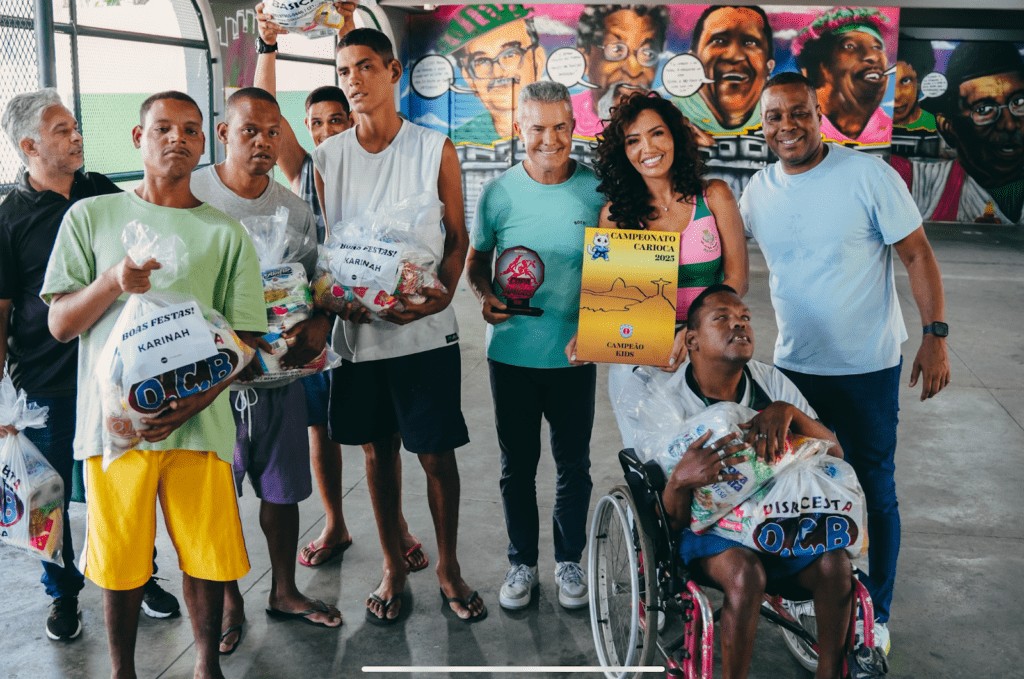 Karinah e Projeto Social da Mangueira promovem ação de Natal com doação de 2 mil cestas básicas na comunidade