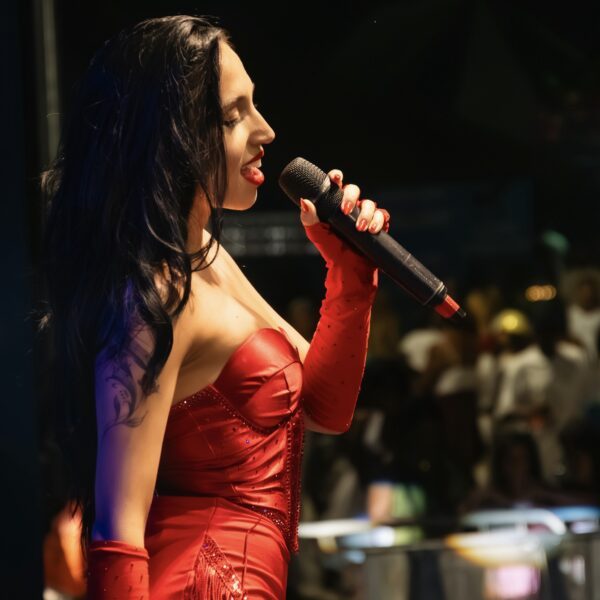 Em show histórico no Réveillon do Piscinão de Ramos,Ana Petkovic consagra fusão entre Pop e Funk e mira 2026