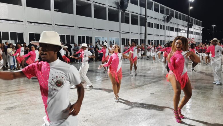 Baile de Passistas transforma o Terreirão do Samba em palco da dança do Carnaval