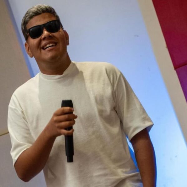 Com energia de bloco, Dougllas Fernanddo lança pout-pourri pensado para embalar o carnaval de rua