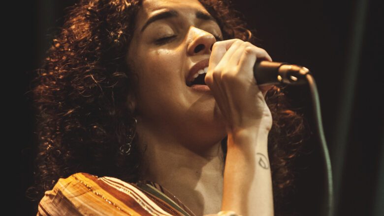 Clariá homenageia a MPB com o show Cantoras da Rádio, no Palácio da Música, com releituras de sucessos de décadas diversas e suas autorais