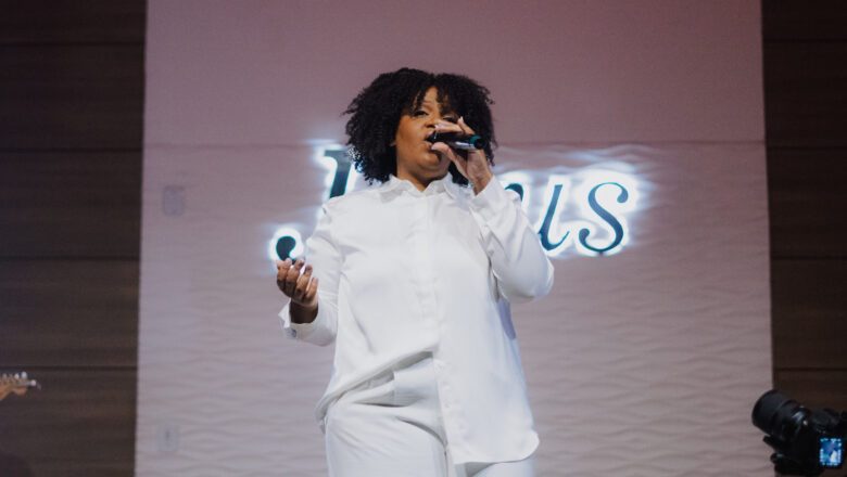 Kezia Roberta, prima de Xande de Pilares, apresenta o EP ao vivo “Vaso Imperfeito”