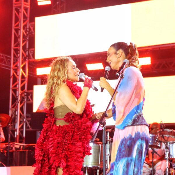 Daniela Mercury e Ivete Sangalo sobem juntas ao palco para abertura do Verão da Bahia 2026