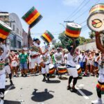 Percussão do Olodum mobiliza público em caminhada na Lavagem do Bonfim