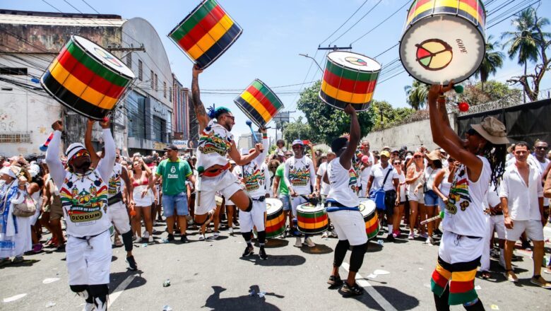 Percussão do Olodum mobiliza público em caminhada na Lavagem do Bonfim