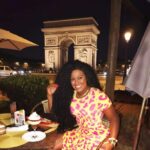 Musa Bárbara Sheldon corre a Paris para comprar enxoval de luxo