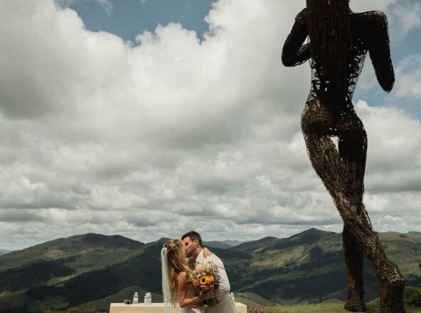 Lucas Malvacini e Anna Laura Wolff se casam em cerimônia intimista no Ibiti Projeto