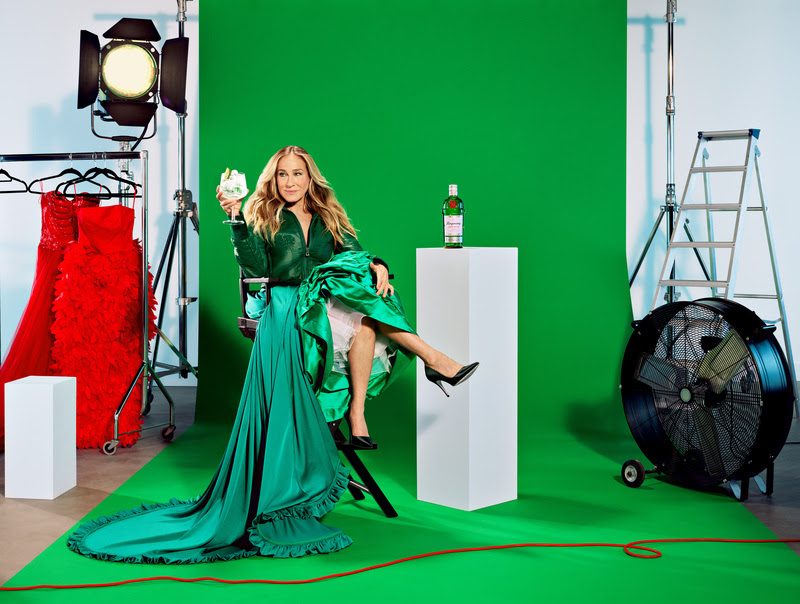 Tanqueray apresenta nova campanha global com Sarah Jessica Parker e reafirma o poder dos “nãos” na construção de marcas icônicas