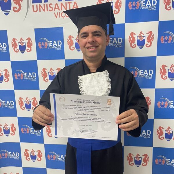 Poeta Thiago Winner se gradua em Biblioteconomia e amplia trajetória na Educação.