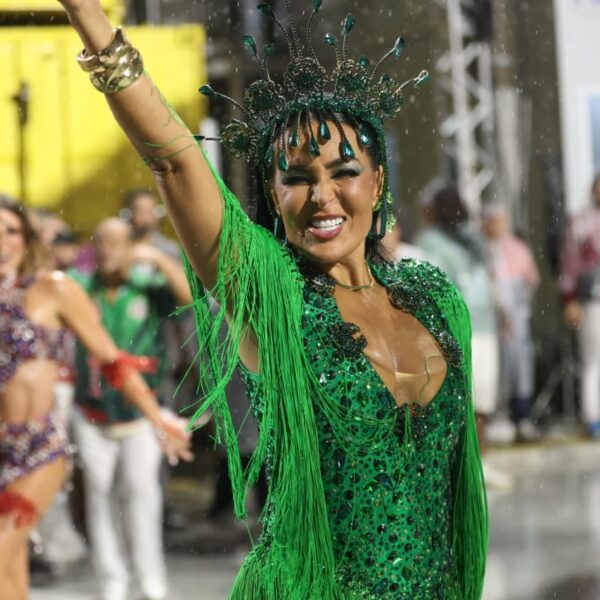 Mesmo com chuva intensa, Gardênia Cavalcanti brilha no último ensaio técnico da Grande Rio