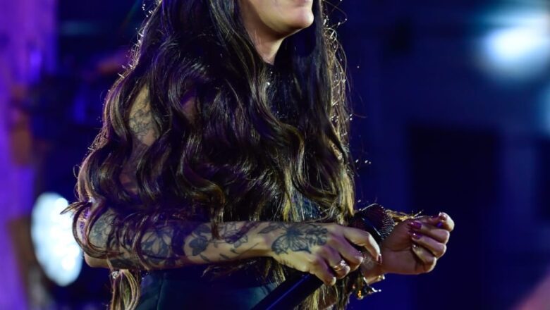 Simone Morena estreia no Carnaval de Salvador na Barra/Ondina e embala foliões com o sucesso “Na Maldade”